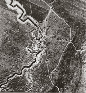 ドイツの路線を越えて、深い塹壕、地雷のクレーター、砲弾が掘られた地面を示す